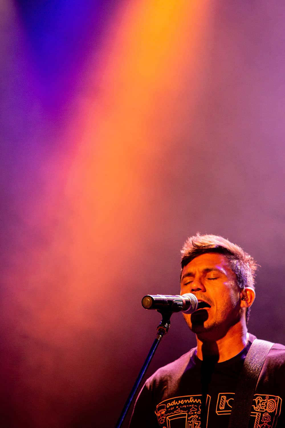 un chanteur en plein concert