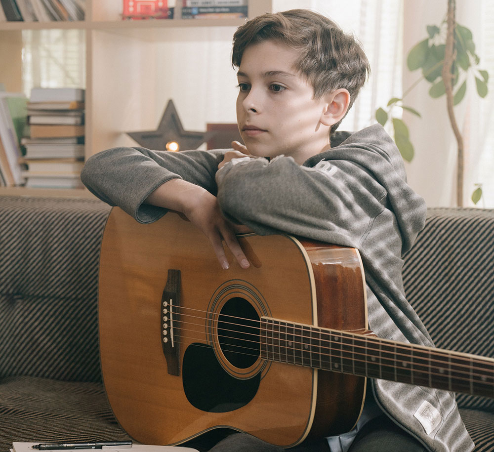 un élève suit un cours de musique gratuit