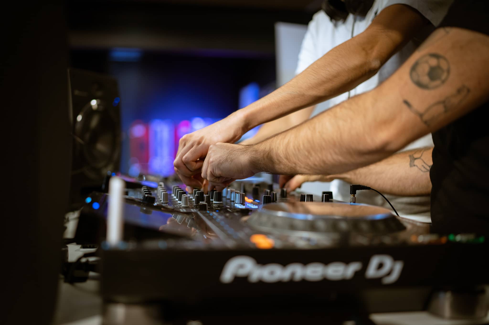 un dj qui fait une formation