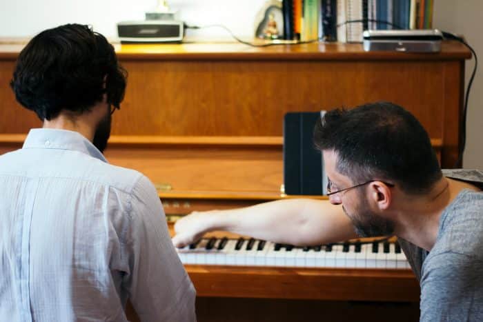 cours-piano-rennes un professeur avec un eleve de piano