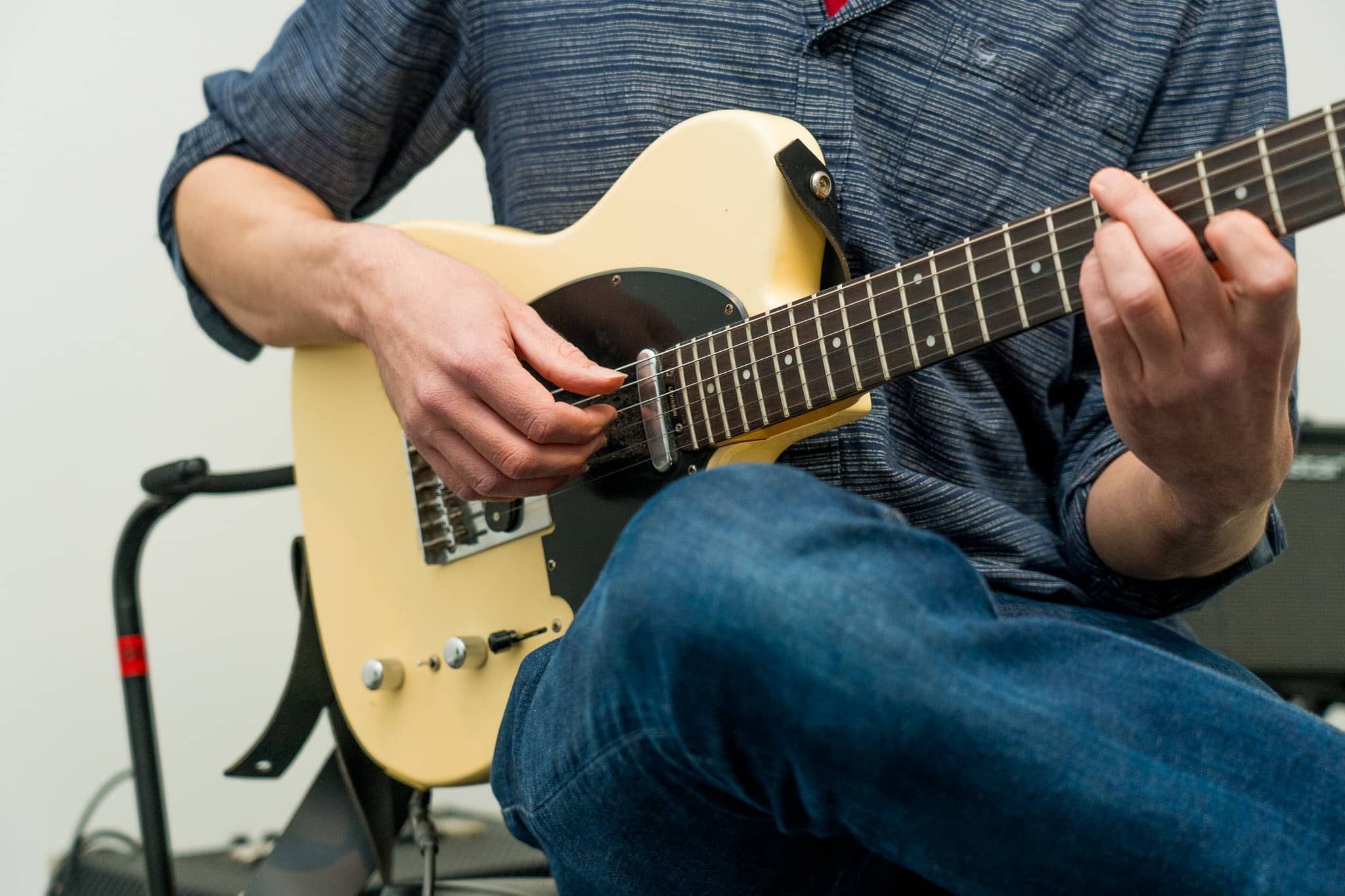 guitariste accordant son instrument à cordes